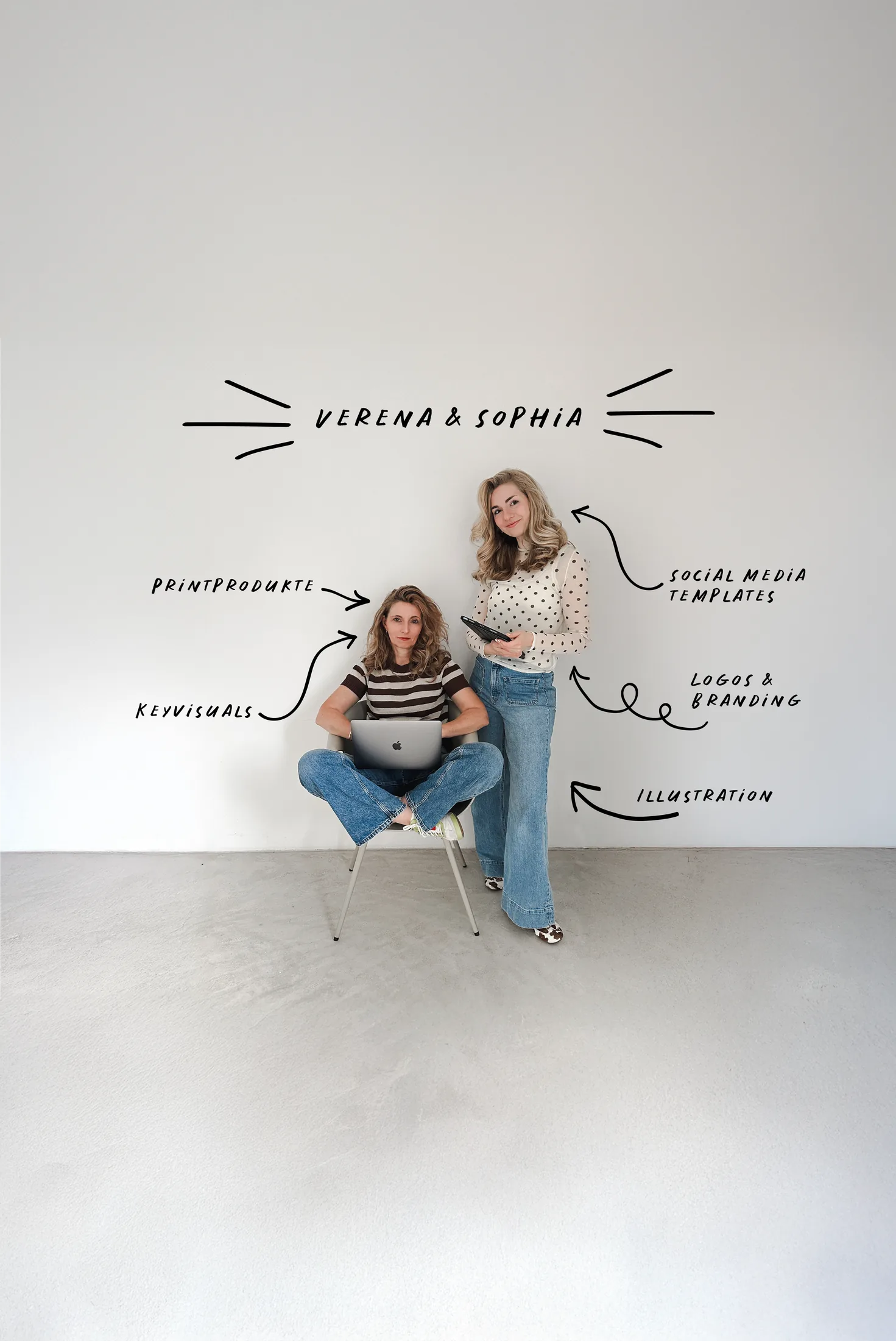 Verena und Sophia Narriman im Studio, umgeben von handgeletterten Stichworten ihrer Leistungen